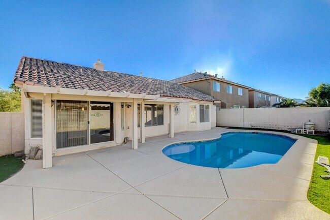 Building Photo - POOL House in Silverado Ranch!
