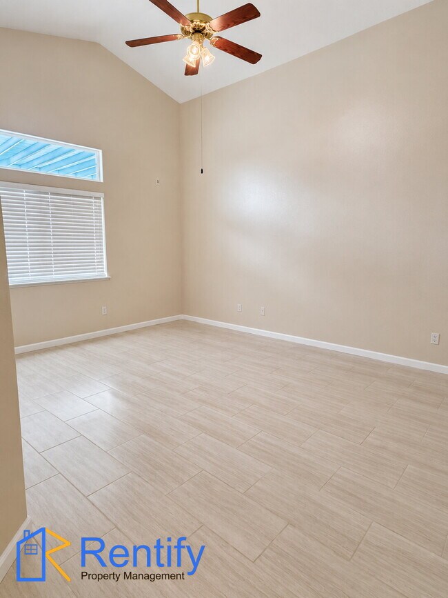 Building Photo - Charming Seven Oaks Home - 4Bed, 2Bath - Gardener Included!