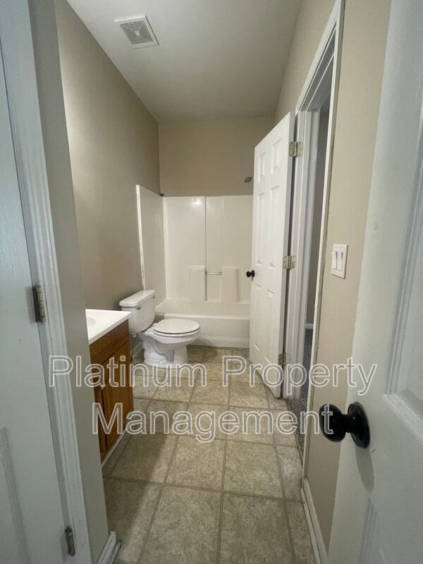 Building Photo - 22 Weyman Ave SW