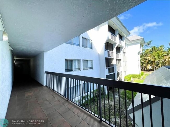 Building Photo - 711 N Pine Island Rd