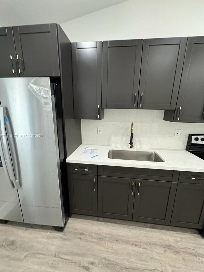 Building Photo - 11912 NE 10th Ave