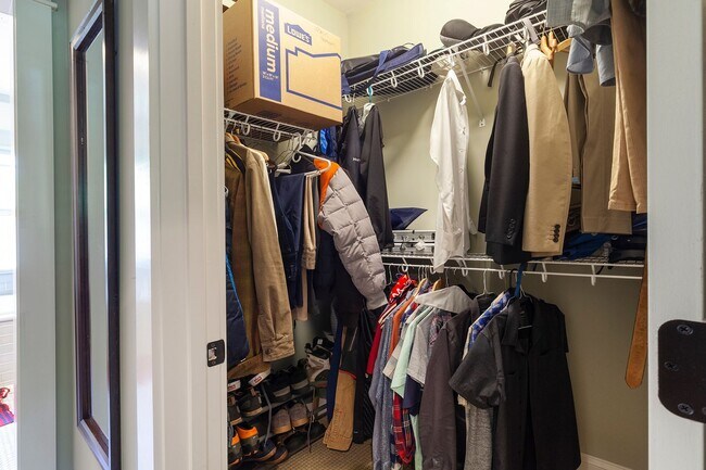 Building Photo - Beautiful 4/4 Plus Office, 4 Blocks From E...