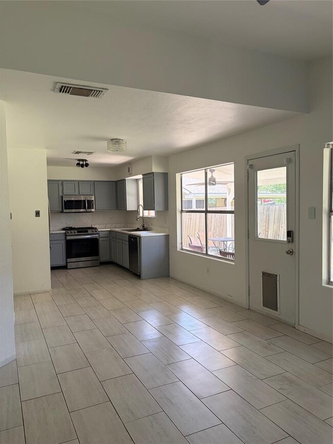 Building Photo - 3101 Birch Dr