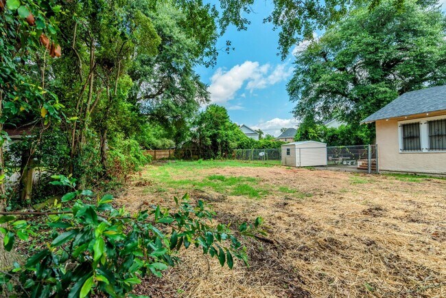 Building Photo - $1500 - 3 bed/1 bath house in Central Aven...