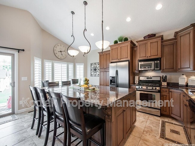 Building Photo - 637 Edgewood Dr