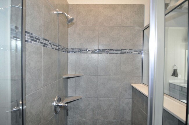 Building Photo - Wonderful 3-2-2 with Study in Northlake, N...