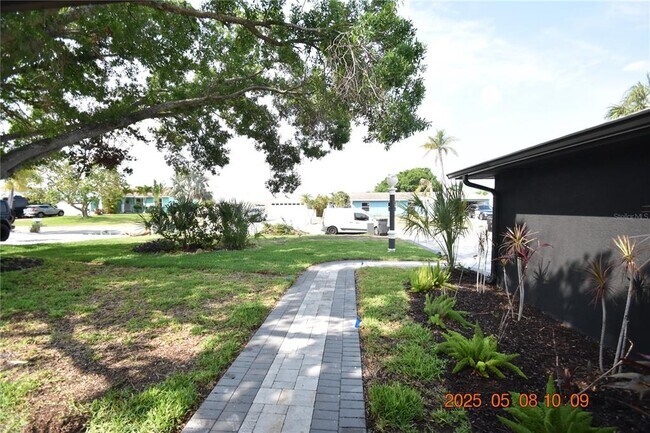 Building Photo - 1019 Spindle Palm Way
