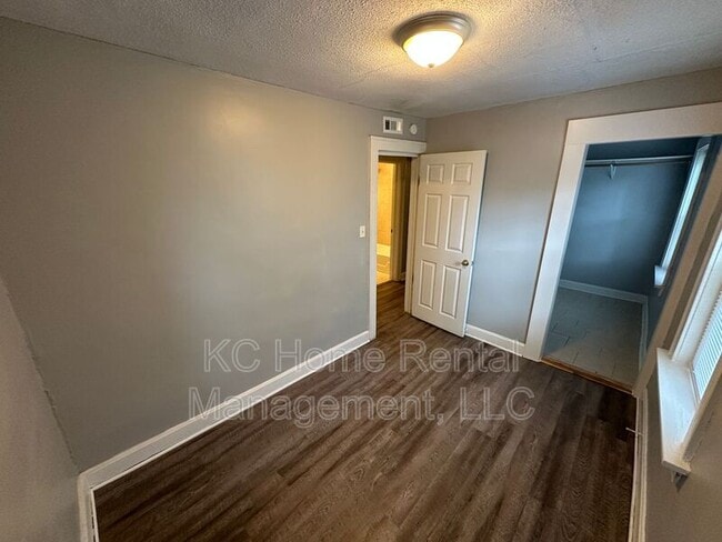 Building Photo - 1114 W 41st Terrace