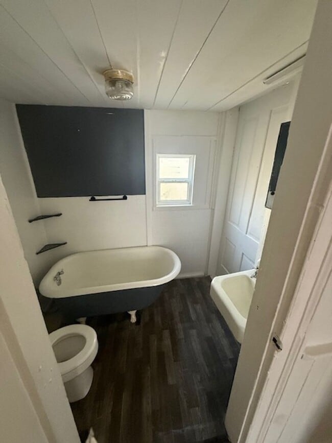 Building Photo - 1 Bedroom 1 Bath House  Available to Rent for $695/ Mo.