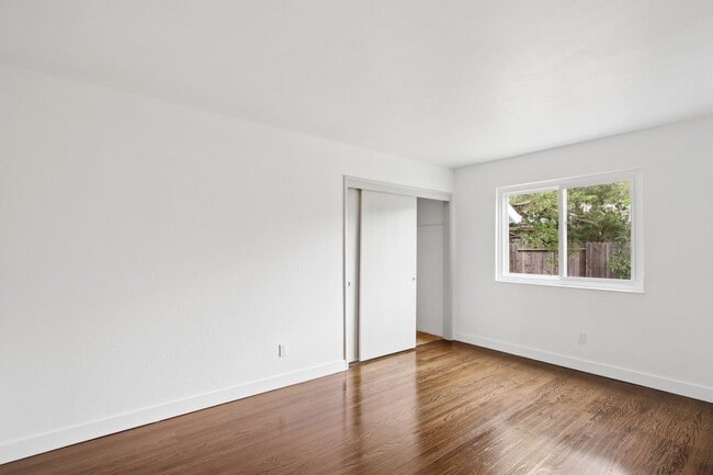 Building Photo - 4 Bedroom 2 Bathroom - Freshly Remodeled Available for Immediate Move-In