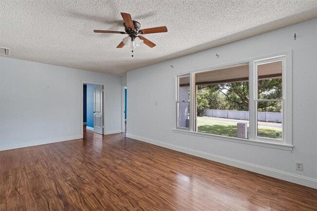 Building Photo - 2106 Allred Dr