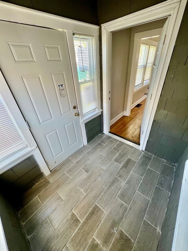Building Photo - Delightful 4 Bed/1 Bath Single Family Home...