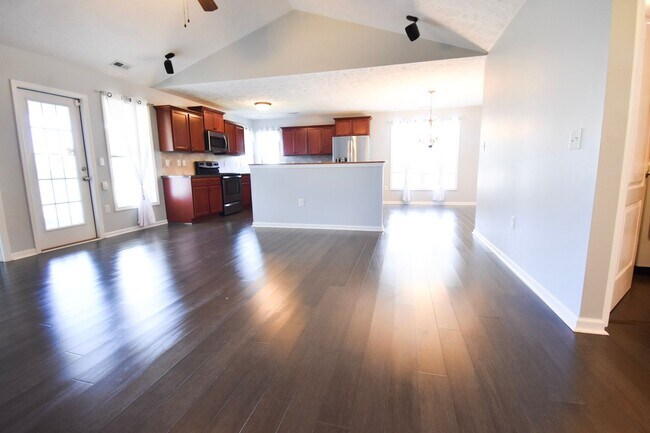 Building Photo - 3 Bedroom 2 Bath Home-Pets Allowed