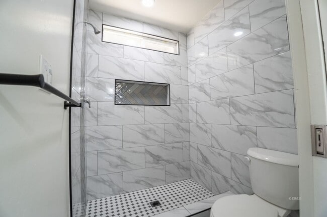 Building Photo - Stunning Fully Remodeled Home for Rent – M...