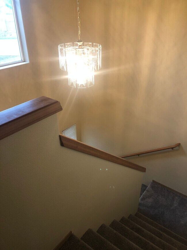 Building Photo - Three Bedroom Duplex in South Salem