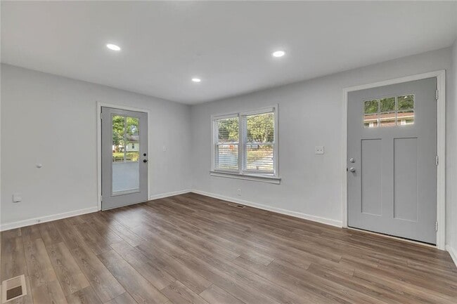 Building Photo - 845 Oak St NW