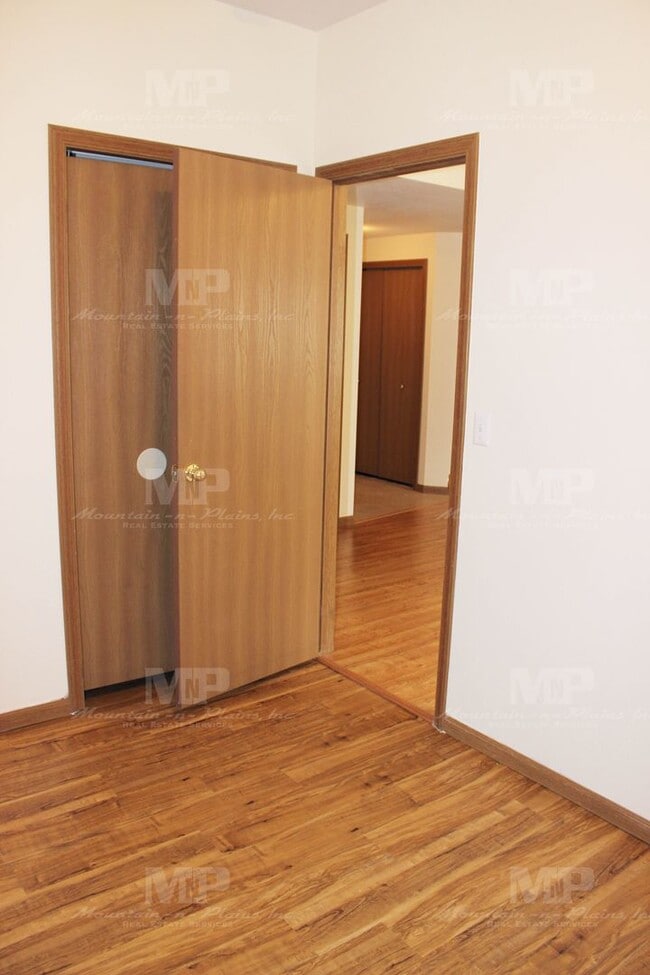 Building Photo - 526 S Whitcomb St