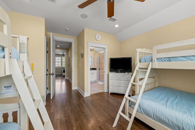 Building Photo - 2469 Bungalo Ln