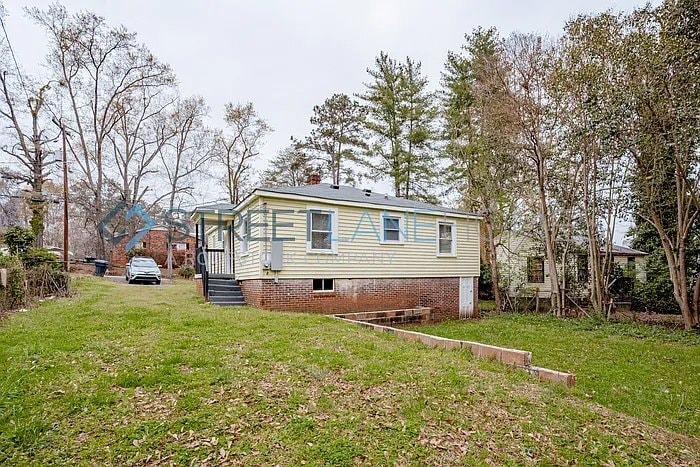 Building Photo - 405 Caughlin Ave