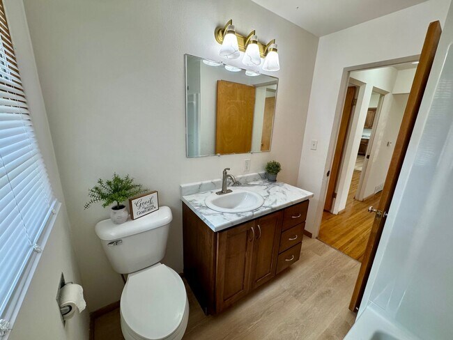Building Photo - New Kitchen & Flooring! JUST LISTED!