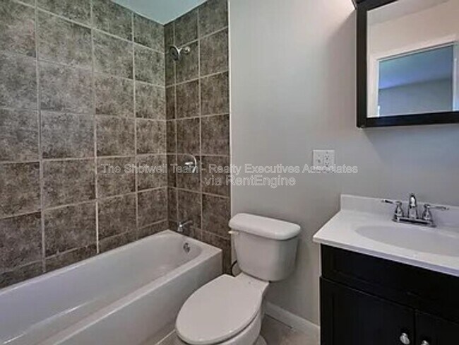 Building Photo - 1005 Francis Rd