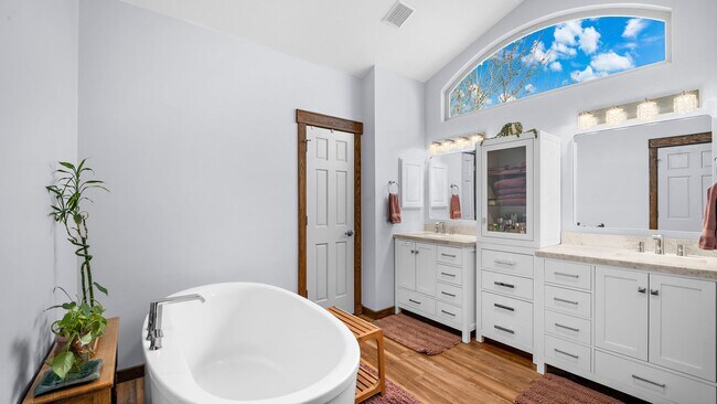 Building Photo - 15390 Paddington Cir