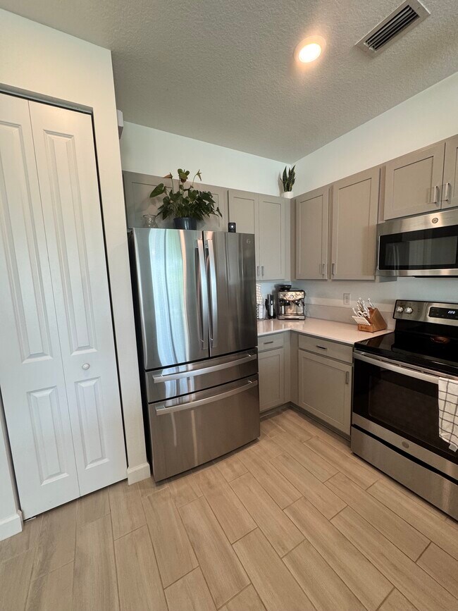 Building Photo - 1011 White Oak Ter