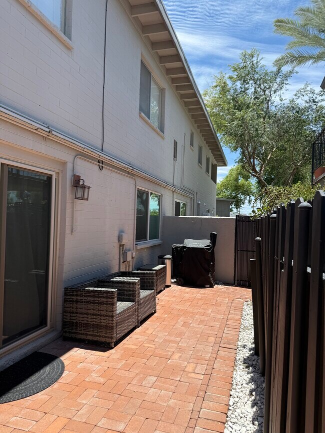 Building Photo - 4114 E Calle Redonda