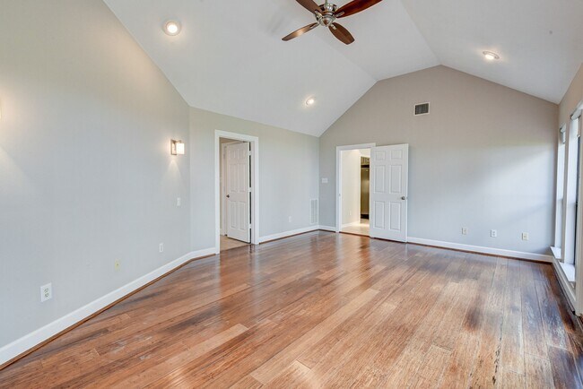 Building Photo - 10045 Valley Dr S