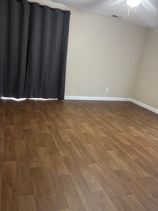 Building Photo - 162 W Hampton St