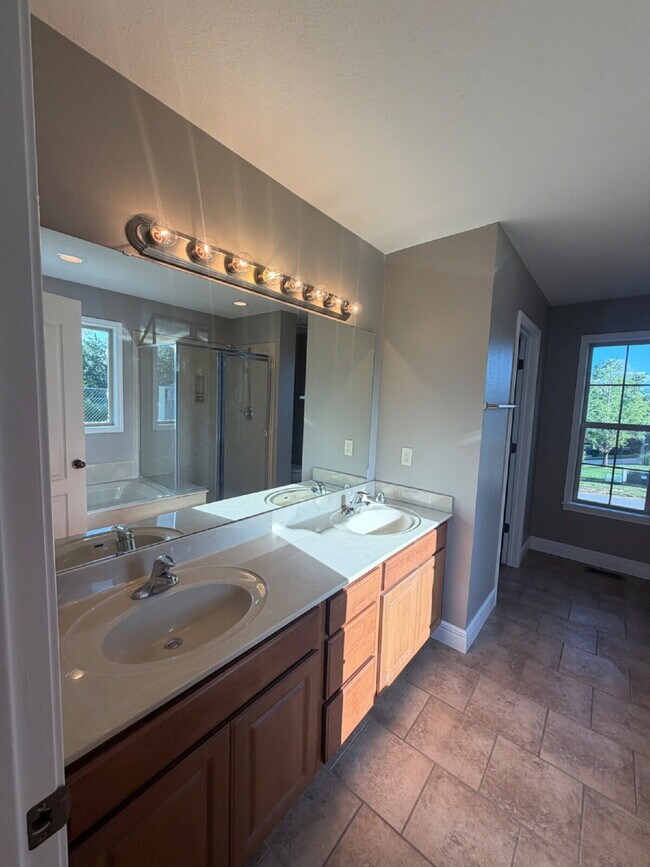 Building Photo - 4 Bedroom / 3 Bath - Horizon Hills / Meadow Ridge (Near Branson school district)