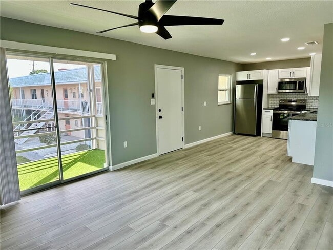 Building Photo - 460 Base Ave E