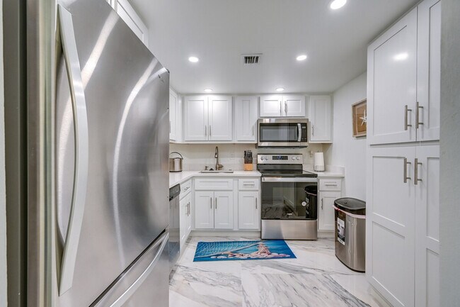 Building Photo - 320 Seaview Ct