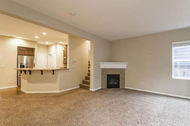Building Photo - 4 bedroom 2.5 bathroom home