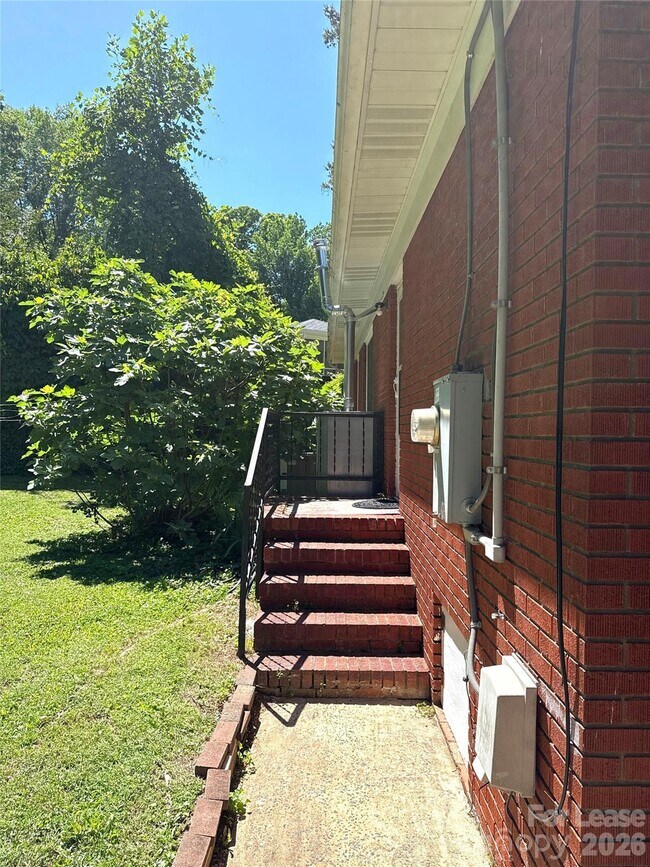 Building Photo - 932 Hickory Nut St