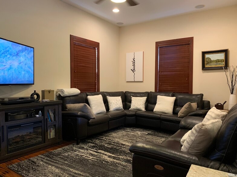 Living area. - 905 Prospect Ave