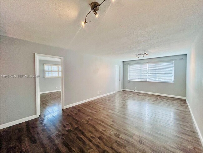 Building Photo - 2300 Park Ln