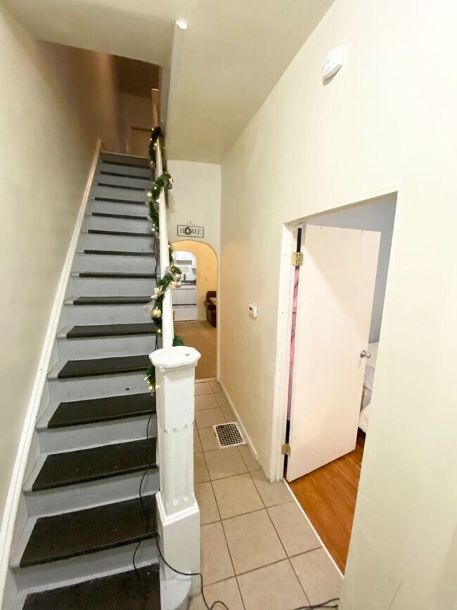 Building Photo - Spacious 3 or 4 Bedroom 2 Bathroom Available in Oakland, Modern Updates and Great Front Porch and...