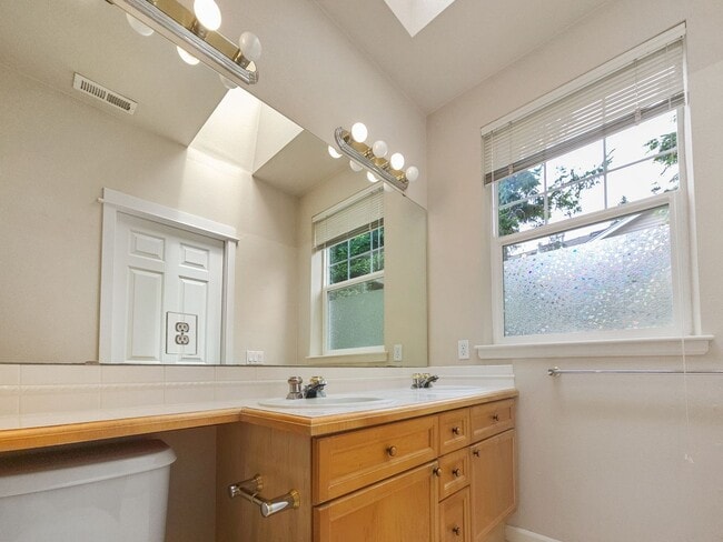 Building Photo - Comfortable 3-Bed End Unit Townhome Near F...