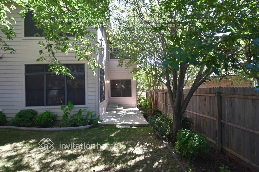 Building Photo - 2942 Greenway Dr