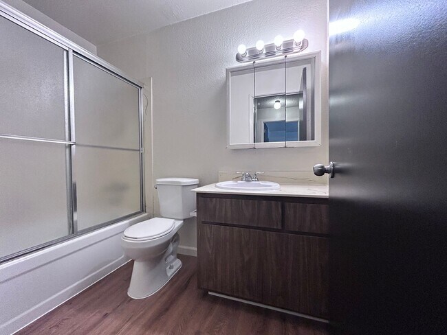 Building Photo - 955-957 Woodshire Way