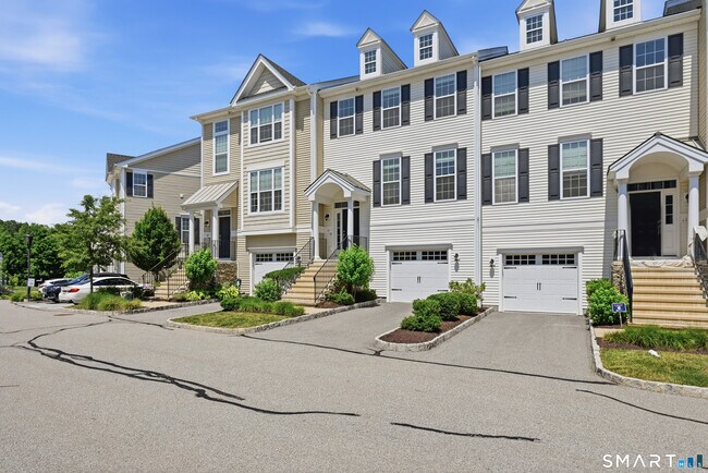 Building Photo - 15 Moorland Dr