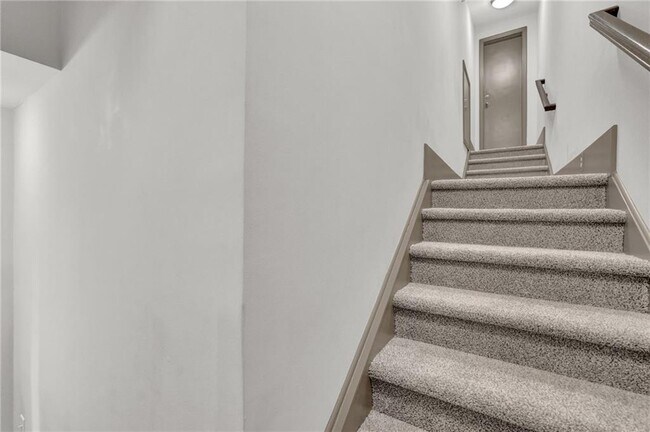 Building Photo - 745 Fountainhead Ln NE