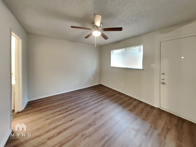 Building Photo - 1303 1/2 Berry Dr Apt A