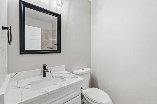 Building Photo - Bright, Fresh & Pet-Friendly — 3BR Retreat Minutes from U of A