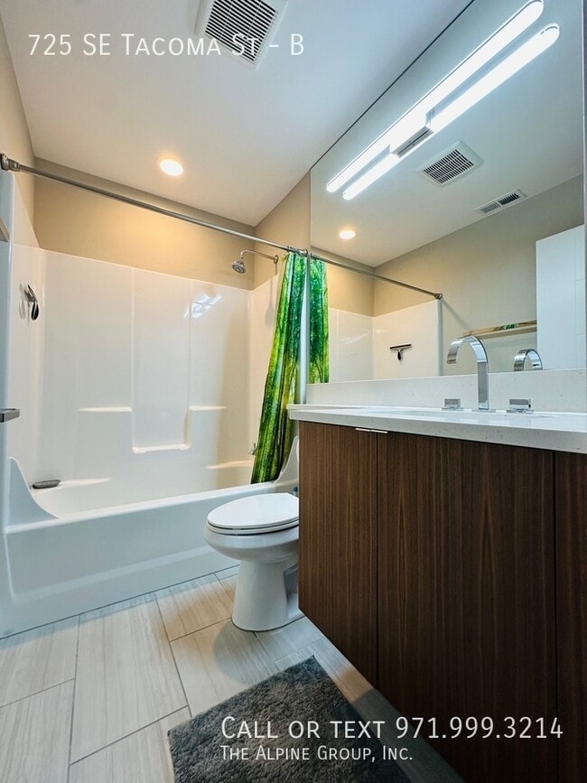 Building Photo - 725 SE Tacoma St