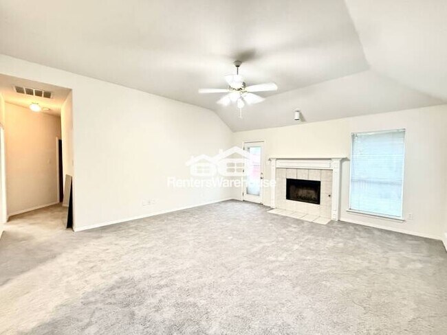 Building Photo - Ready for Move-In! Established neighborhoo...
