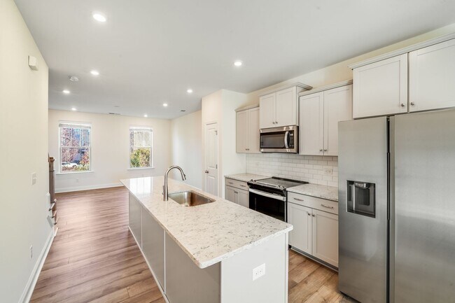 Building Photo - 2BR Townhome w/ 2 En-Suite Baths + Garage in 28208