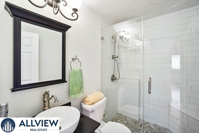 Building Photo - Fully Furnished Townhome with Attached Gar...