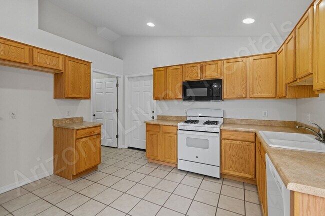 Building Photo - 2811 Harrod Ave